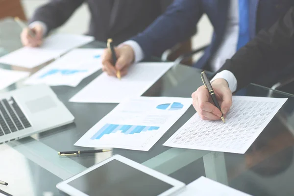 Conceito de auditoria no trabalho com plano e análise de gráficos de investimento no local de trabalho — Fotografia de Stock