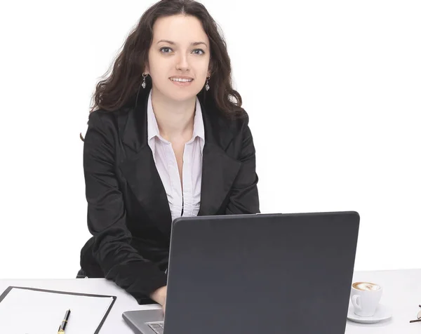 Mujer de negocios que trabaja en el ordenador portátil, sentado en su escritorio —  Fotos de Stock