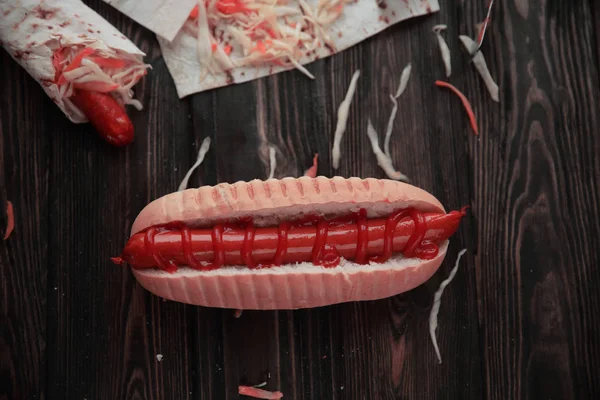 Fast food.hot dog con salsa su fondo di legno — Foto Stock