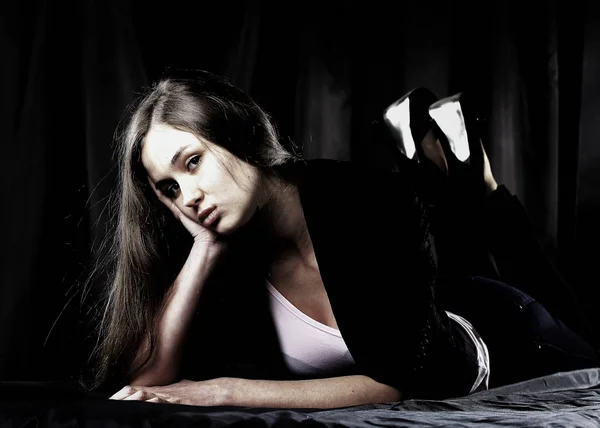 Närbild. Porträtt av snygg ung kvinna. isolerad på en svart — Stockfoto