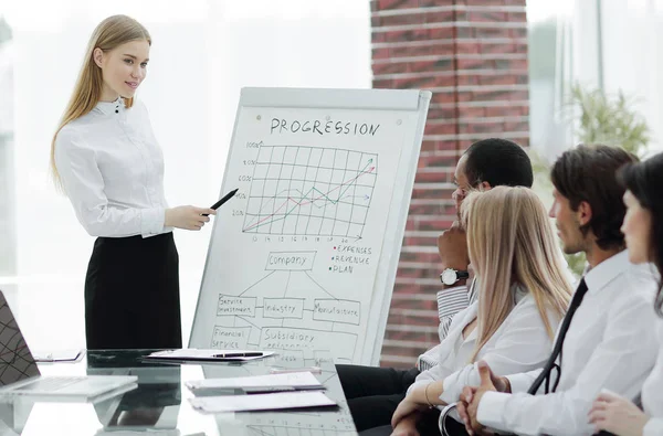 Empleado hace un informe sobre los logros de la empresa . — Foto de Stock