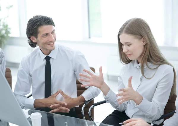 Primo piano. Giovane donna d'affari che parla con i colleghi. concetto di lavoro di squadra — Foto Stock