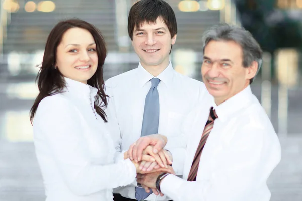 Mão juntos grupo escritório trabalho em equipe mostrar o poder do sucesso — Fotografia de Stock
