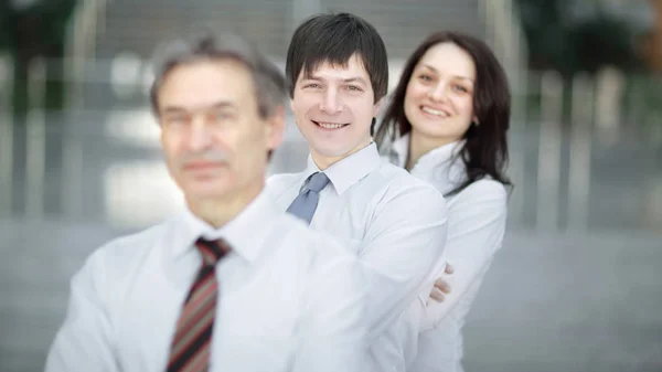 Em pleno crescimento. retrato da equipe de negócios confiante no escritório. — Fotografia de Stock