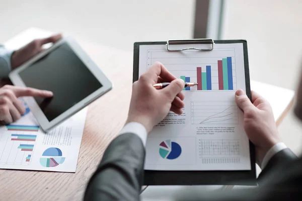 Close up.the businessman analyzes the financial report — Stock Photo, Image