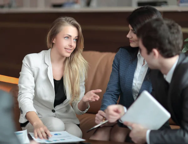 Mujer de negocios hablando con su equipo de negocios — Foto de Stock