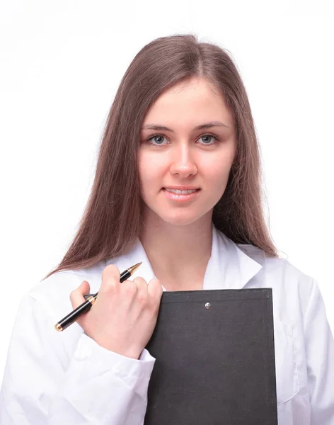 Medico sorridente di sesso femminile con documents.isolated su sfondo bianco . — Foto Stock