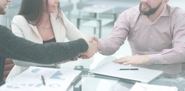Close up.handshake de parceiros comerciais na mesa de negociação — Fotografia de Stock