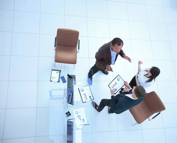 Vista desde el equipo de top.business discutiendo documentos financieros — Foto de Stock