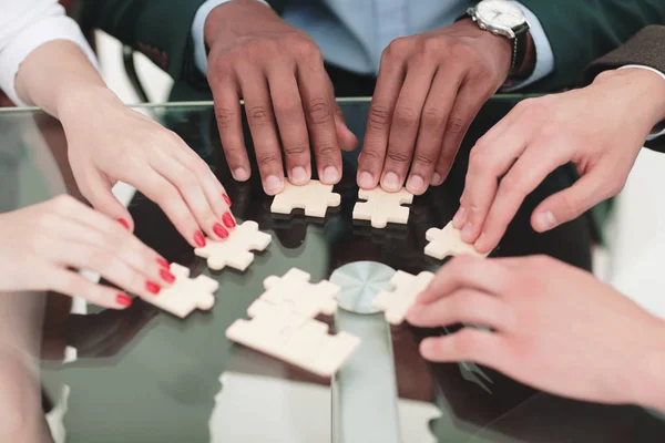 Close up.business partner contabilità per i pezzi di puzzle — Foto Stock