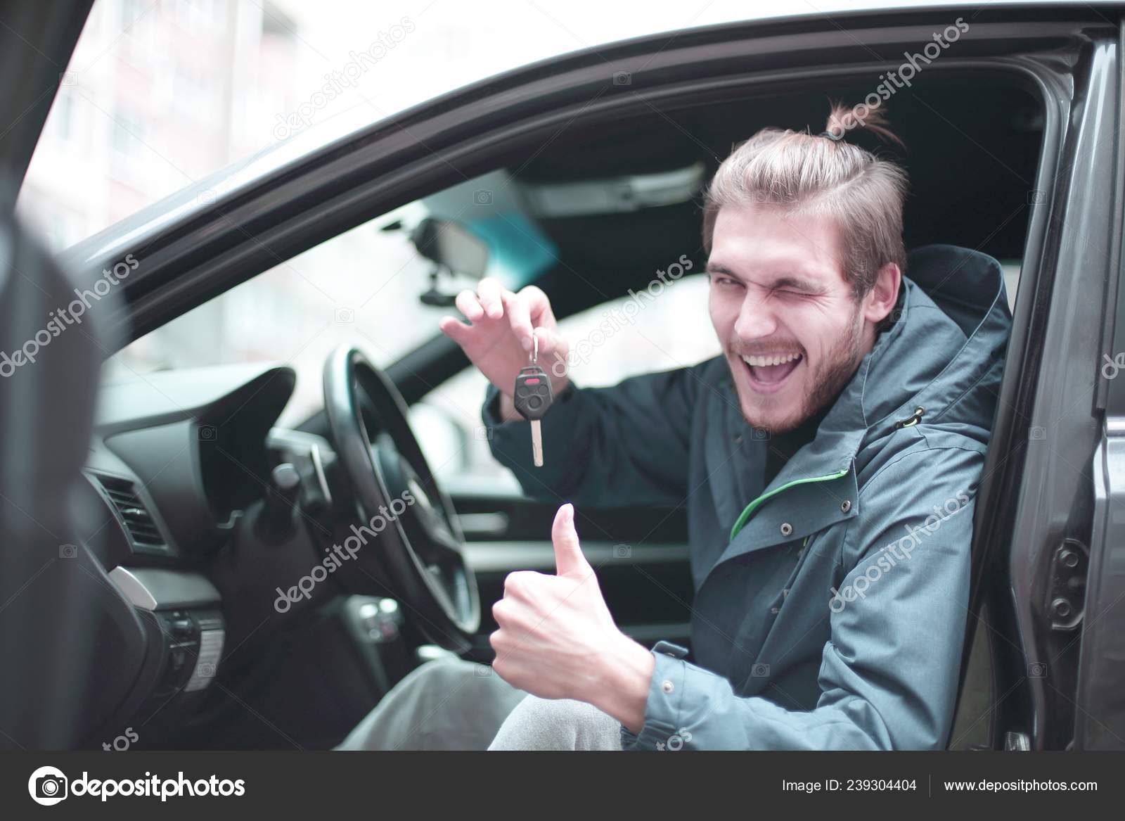 男は 彼女の新しい車のキーを表示 ストック写真 C Albertyurolaits