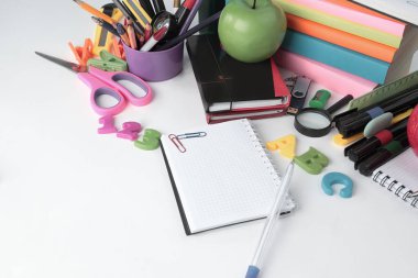 yakın çekim. Not defteri ve kalem beyaz arka plan .photo üzerinde kopya alanı ile açın