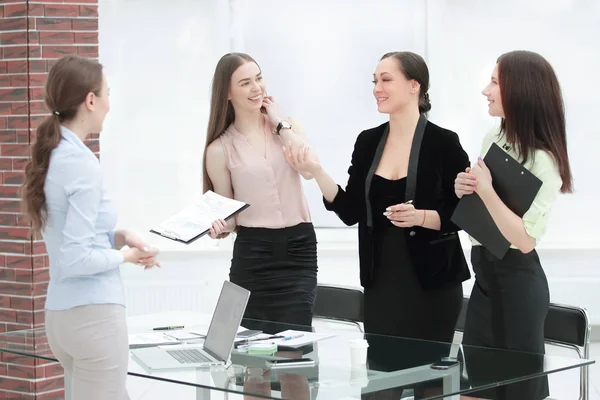 Mujer de negocios y su equipo de pie en una oficina moderna — Foto de Stock