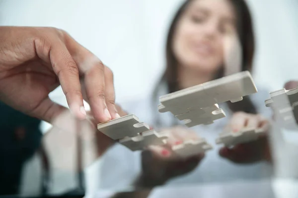 Ansicht von unten. Geschäftsteam faltet Puzzleteile. . — Stockfoto