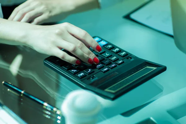 .işyerinde bir hesap makinesi kullanan closeup.business kadın. — Stok fotoğraf