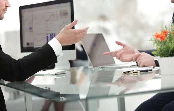 Nahaufnahme. Geschäftsleute im Büro analysieren die wachsenden Statistiken des Projekts auf dem Computerbildschirm. — Stockfoto