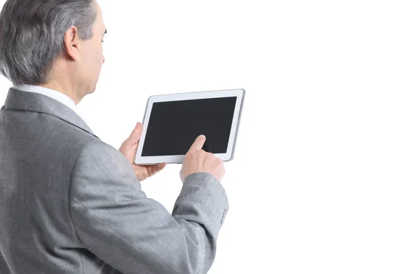 Aus nächster Nähe. Der Geschäftsmann zeigt auf den Tablet-Bildschirm.Rückansicht.isoliert auf weißem Hintergrund — Stockfoto