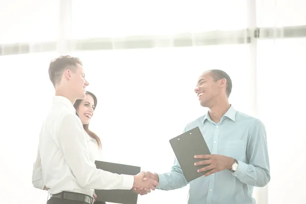 事務所に立っているビジネス人々 の握手 — ストック写真