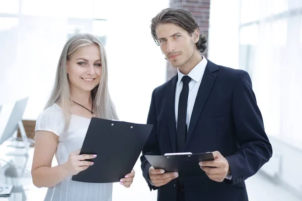 Zakenman en zakenvrouw bespreking van documenten voor de vergadering — Stockfoto