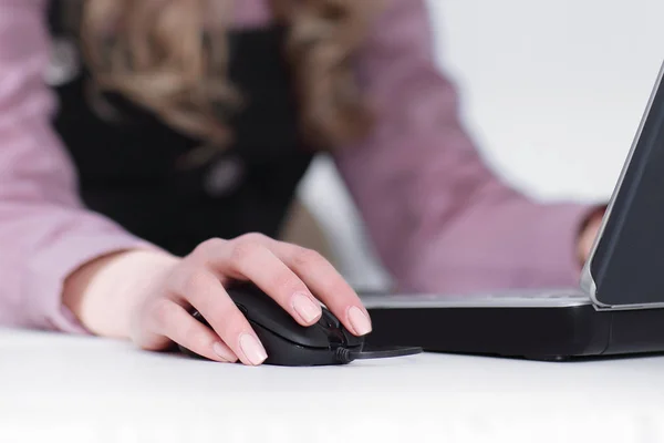 Imagem turva de jovem mulher de negócios trabalhando no laptop . — Fotografia de Stock