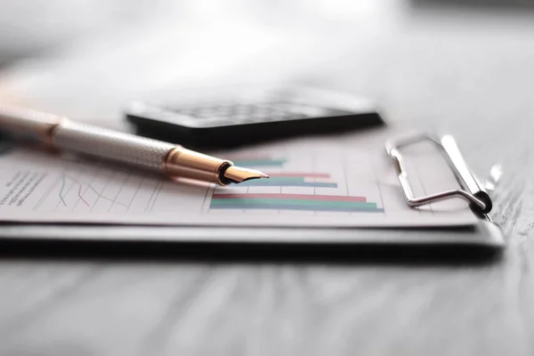 De cerca. pluma con un NIB de oro sobre fondo borroso escritorio de la oficina — Foto de Stock