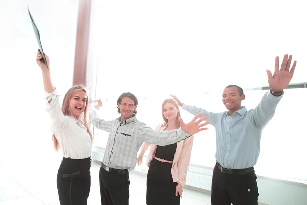 在办公室的背景下快乐的商业团队 — 图库照片