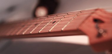 siyah-beyaz görüntü. klavye 6 telli gitar. Retro arpacık