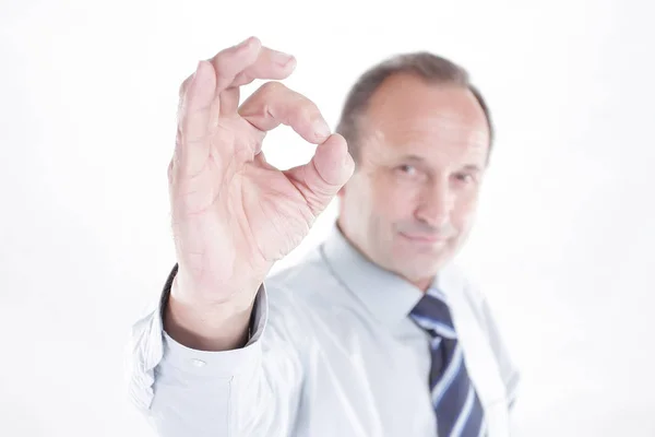 Hombre de negocios serio muestra gesto OK.isolated en blanco —  Fotos de Stock