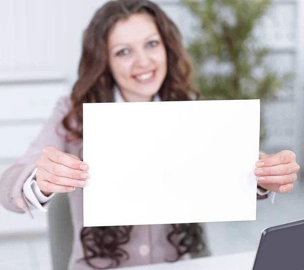 Young business woman showing blank sheet of paper — Stock Photo, Image