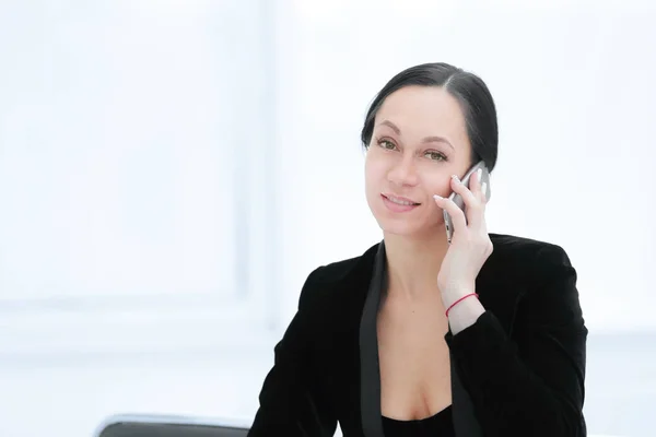 Úspěšné obchodní žena mluví o smartphone ve své kanceláři — Stock fotografie