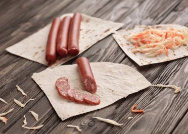 dilimlenmiş sosis ve lahana Shawarma sandviç yapmak için