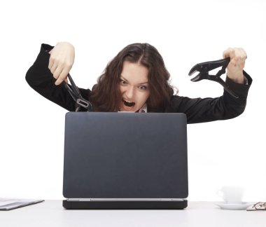 bir dizüstü bilgisayar smashing genç iş kadını. beyaz izole.