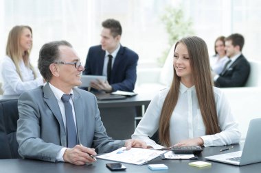 Pazarlamacı ve kağıt grafiklerle çalışma Yöneticisi takım.