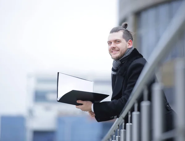 Smiling business man in warm clothes with papers — Stock Photo, Image