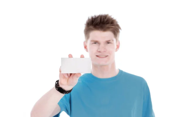 Primer plano. chico moderno está mostrando tarjeta de crédito en blanco — Foto de Stock