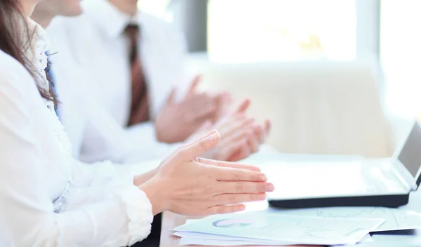 Closeup. professional business team applauding the speaker — Stock Photo, Image