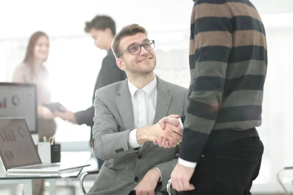 Närbild bild av business partners handslag över office skrivbord under möte — Stockfoto