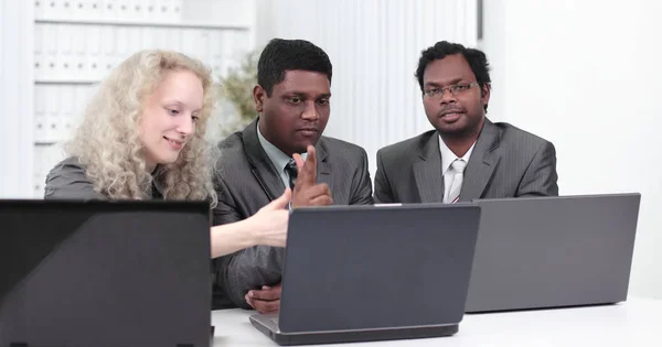 Business-Team diskutiert Geschäftsfragen im Büro. — Stockfoto