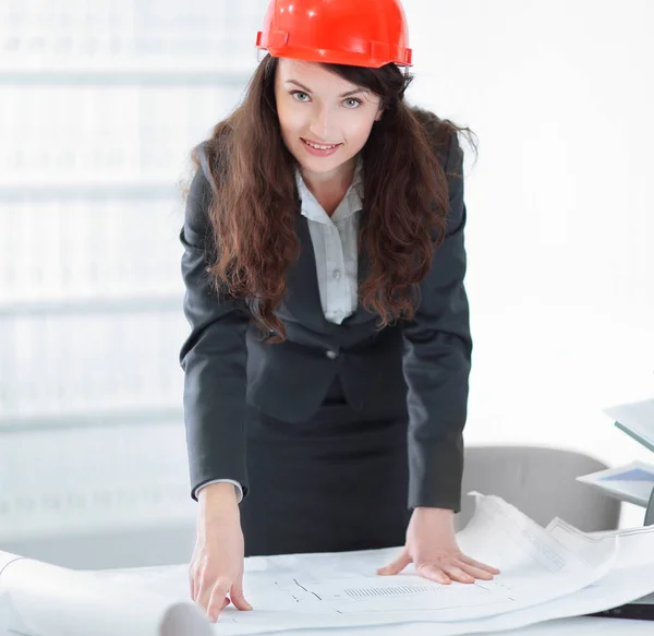 Architecte féminine travaillant avec des plans dans le bureau — Photo