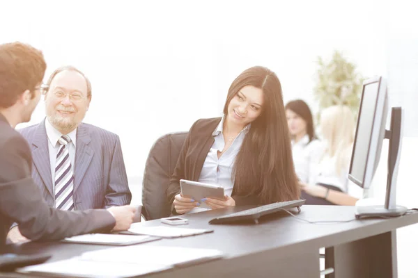 Colegas de negocios en su escritorio en la oficina — Foto de Stock