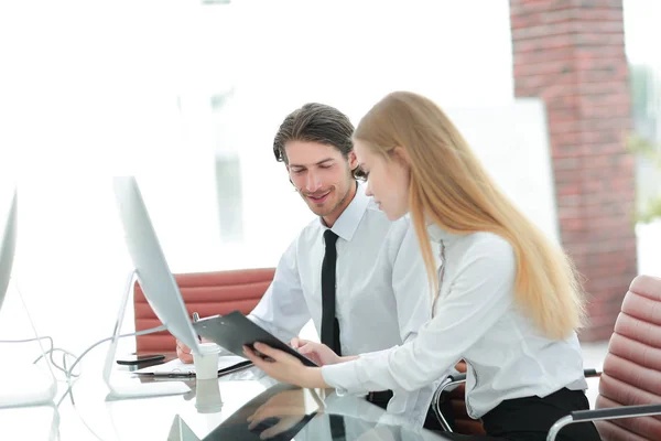 Manager und Mitarbeiter diskutieren Arbeitspapiere. Foto mit Kopierraum — Stockfoto