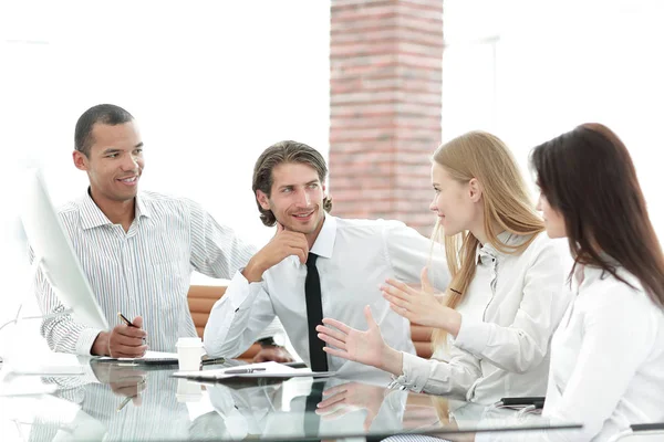 Az irodában ülés során üzletemberek csoportja — Stock Fotó