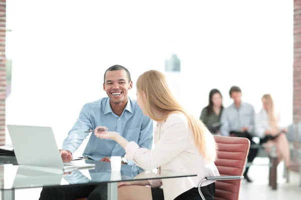 Hermosos socios comerciales jóvenes están utilizando un ordenador portátil, discutir documentos — Foto de Stock