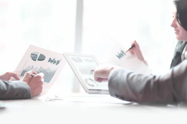 Business team bespreekt financiële planningen. foto met kopie ruimte — Stockfoto