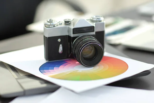 Close up. Old retro movie camera 35mm on the table by the modern designer — стоковое фото