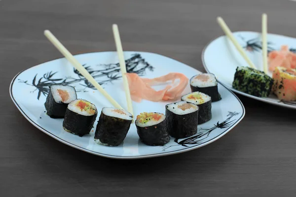 Rolo de sushi preparado de peixe cru e um arroz especial — Fotografia de Stock