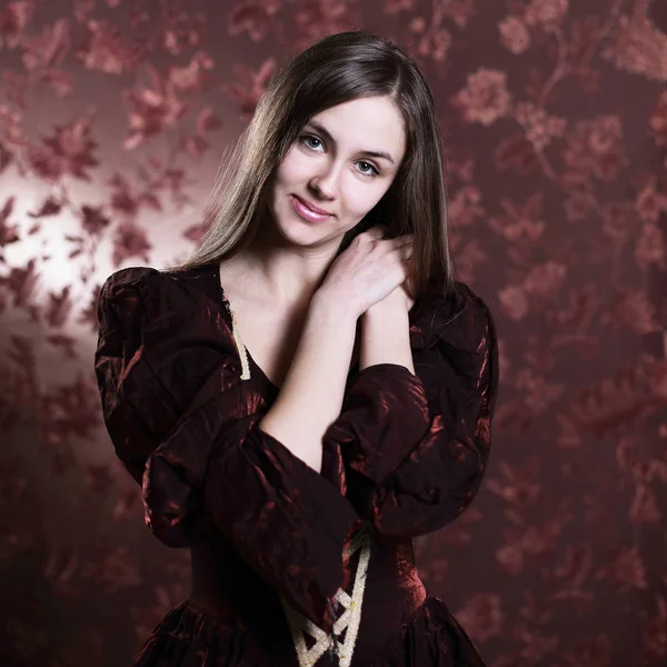 Porträt einer schönen jungen Frau in elegantem Kleid. — Stockfoto