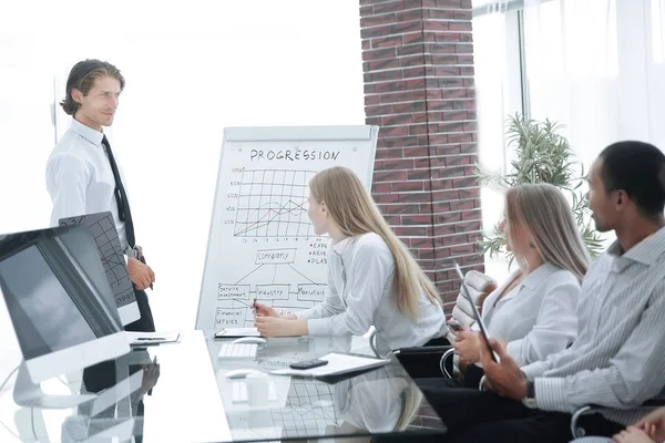 Professional business team discussing a financial chart — Stock Photo, Image