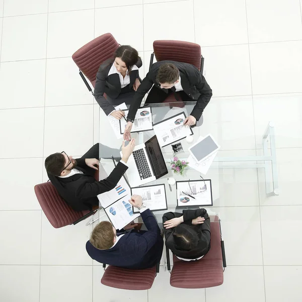 Vista dall'alto. il team aziendale discute il rendiconto finanziario .photo con spazio per la copia — Foto Stock