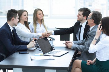 Başarılı bir işlem ardından el sıkışan iş ortakları